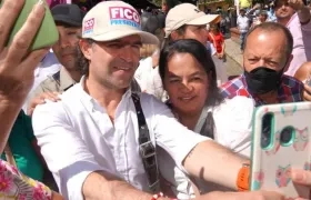 El candidato Federico (Fico) Gutiérrez, rodeado de seguidores.