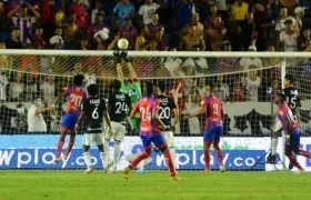 Hinchas del Unión Magdalena contemplan las acciones del partido. 
