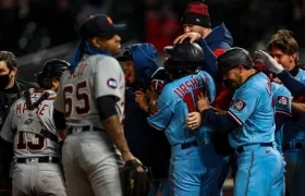 Gio Urshela celebra el triunfo con sus compañeros. 