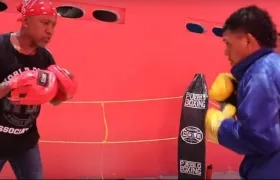 Luis 'Chicanero' Mendoza entrena a José Soto. 