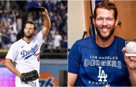 Clayton Kershaw tras el ponche y con la bola con la que logró el récord. 