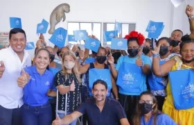 La Gobernadora del Atlántico, Elsa Noguera, con los beneficiarios.