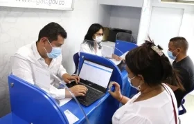 Técnicos del IGAC trabajando en la nueva plataforma.