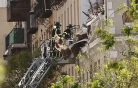 Un escape de gas es la principal hipótesis que se baraja sobre la causa de la explosión en el ático de un edificio del barrio de Salamanca de Madrid.
