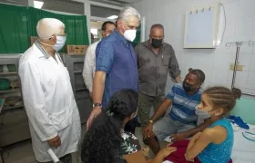 Presidente de Cuba, Miguel Díaz-Canel, visita a una de las niñas lesionadas.