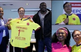 Gustavo Petro posa hoy junto a los exfutbolistas Willington Ortiz (i) y Adolfo "el Tren" Valencia (d). En la otra foto con María Isabel Urrutia.