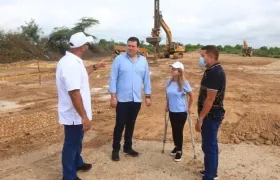 La Gobernadora Elsa Noguera visitando el sitio de las obras.