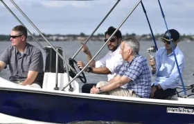 El Embajador Philip Goldberg y el Alcalde Jaime Pumarejo recorriendo la Ciénaga.