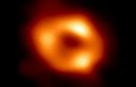 Astrónomos mostraron este jueves la primera imagen del agujero negro.