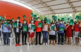El alcalde Rodolfo Ucrós con las familias beneficiadas. 