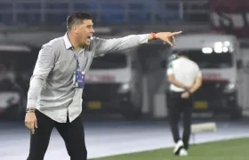 Juan Cruz Real dirigiendo en el Metropolitano ante Oriente Petrolero.