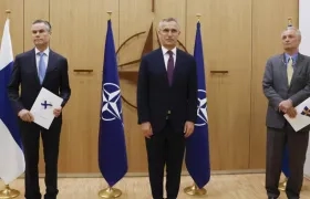 Embajadores de Suecia y Finlandia, y el secretario de la OTAN.
