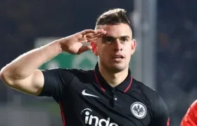 Rafael Santos Borré hace el festejo del 'comandante'. 