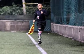 Jesús Adrián González en su papel como juez de línea. 