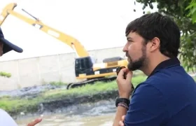 El Alcalde Jaime Pumarejo inspeccionando los trabajos.