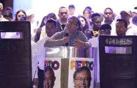 Gustavo Petro cerrando campaña en la Plaza de Bolívar en Bogotá.