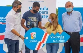 La Gobernadora Elsa Noguera durante la entrega de nuevos subsidios de vivienda.