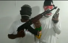 Encapuchados lanzando amenazas en Rebolo.