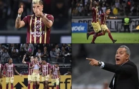 Jugadores de Tolima celebran un gol Michael Rangel (arriba) hoy, en un partido de la Copa Libertadores entre Atletico Mineiro y Deportes Tolima en el estadio Mineirao en Belo Horizonte (Brasil). 