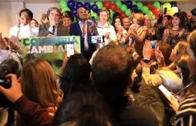 El excandidato Sergio Fajardo con miembros de la Coalición Centro Esperanza.