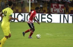 Didier Moreno controlando una llegada 'búcara' ante la marca de Michel Acosta.