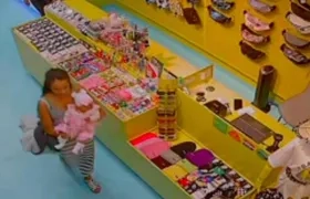 Imagen de la mujer con la bebé en el centro comercial.