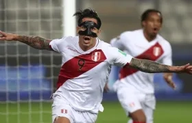 Gianluca Lapadula, delantero de Perú. 