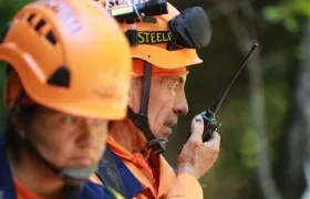 Rescatistas con familiares de los atrapados.