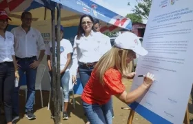 La Gobernadora Elsa Noguera suscribiendo el compromiso.