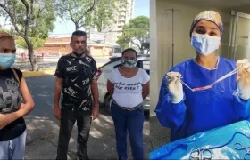 La médica detenida y los familiares de la paciente que debe ser operada de urgencia. 