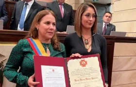 La representante Martha Villalba (izquierda), en la reciente condecoración.