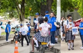 La Directora del Tránsito, Susana Cadavid, orientando a estudiantes y peatones.