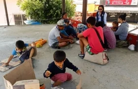 Delegados de la Defensoría del Pueblo junto a los infantes.