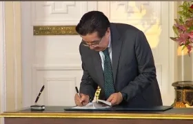 El Ministro Fernando Ruiz firmando el Decreto.