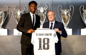 Aurélien Tchouaméni y Florentino Pérez.