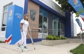 La Gobernadora Elsa Noguera frente al renovado puesto de salud de Carreto.