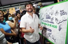Alcalde Jaime Pumarejo, durante la visita al barrio Ciudadela 20 de Julio.