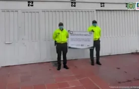 Dos uniformados vigilan uno de los inmuebles incautados.