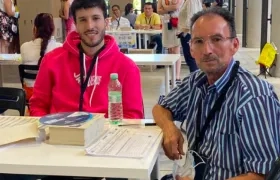 El paisa Sebastián Yatra en una mesa de votación en el centro de Madrid.