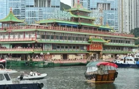 El restaurante flotante en pleno servicio.