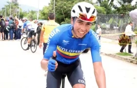 Aldemar Reyes, ganador de la medalla de oro, atrás Rodrigo Contreras, medalla de palta. 