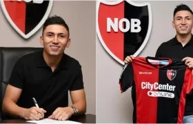 Fabián Ángel firma su contrato. 