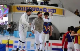 Esgrimistas de Colombia celebran el oro.