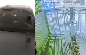 El vehículo impactado por los delincuentes durante el asalto en la calle 79 con 55. 