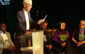 El padre Vicente de Roux lee las recomendaciones del informe final de la Comisión de la Verdad.