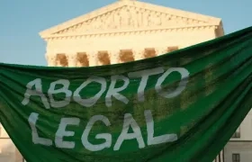 “Aborto legal” se lee en un pasacalle en frente del Tribunal Supremo, en Washington .
