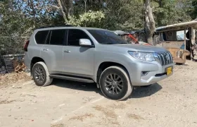 Camioneta Toyota Prado de placas FQT 468, color gris, modelo 2019.