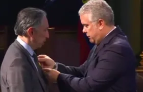 El fiscal Gabriel Jaimes recibe la medalla al mérito de manos del presidente Duque.