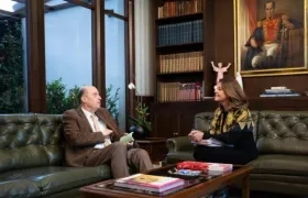 Álvaro Leyva y Marta Lucía Ramirez en el Palacio de San Carlos.