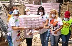 Entrega de almuerzos en el barrio Villa Caracas. 